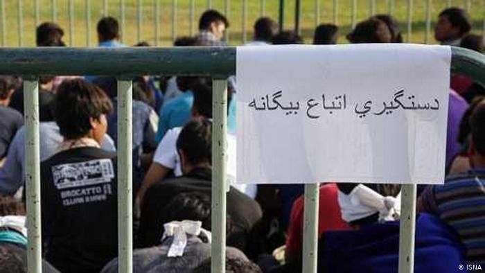 پلیس شیراز مهاجران افغانستانی دستگیرشده را در قفس به نمایش عمومی گذاشت، ۱۳۹۵ ــ عکس: ایسنا-