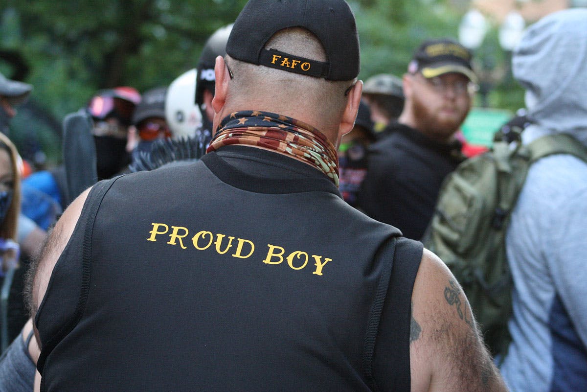 عکس از یک اجتماع گروه دست‌راستی افراطی Proud boys در پرتلند، ۲۲ اوت ۲۰۲۰ (کپی‌رایت: Shutterstock)
