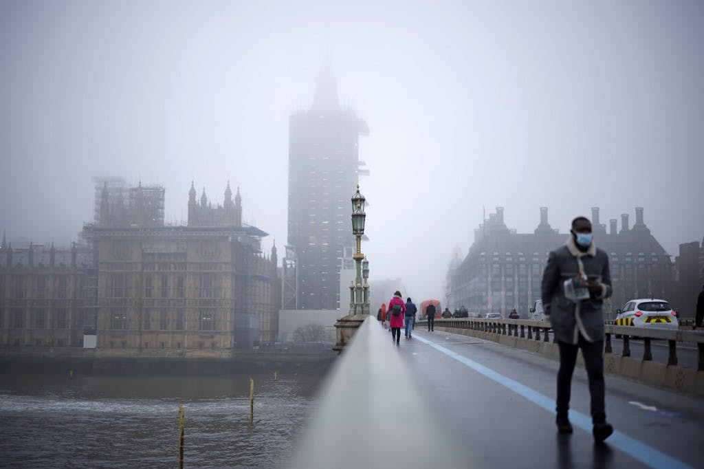 عابری در حال عبور از پل وست‌مینیستر در لندن - برگزیت بر روی زندگی بیش از ۶۶ میلیون بریتانیایی تاثیر عمده‌ای خواهد گذاشت