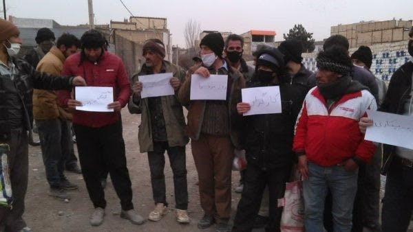 کارگران روزمزد در مشهد و سبزوار به نداشتن حمایت معیشتی اعتراض کردند.