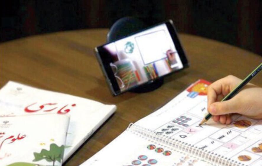 یک قاب از آموزش آنلاین با استفاده از گوشی هوشمند