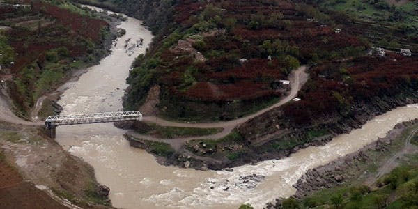 نمایی از آب جاری رودخانه سیروان