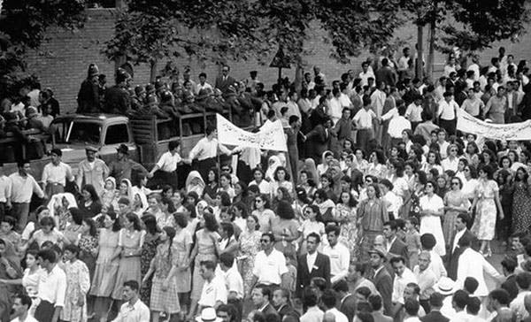 صحنه‌ای از یک تظاهرات طرفداران حزب توده ایران در تهران در پیش از کودتای ۲۸ مرداد ۱۳۳۲