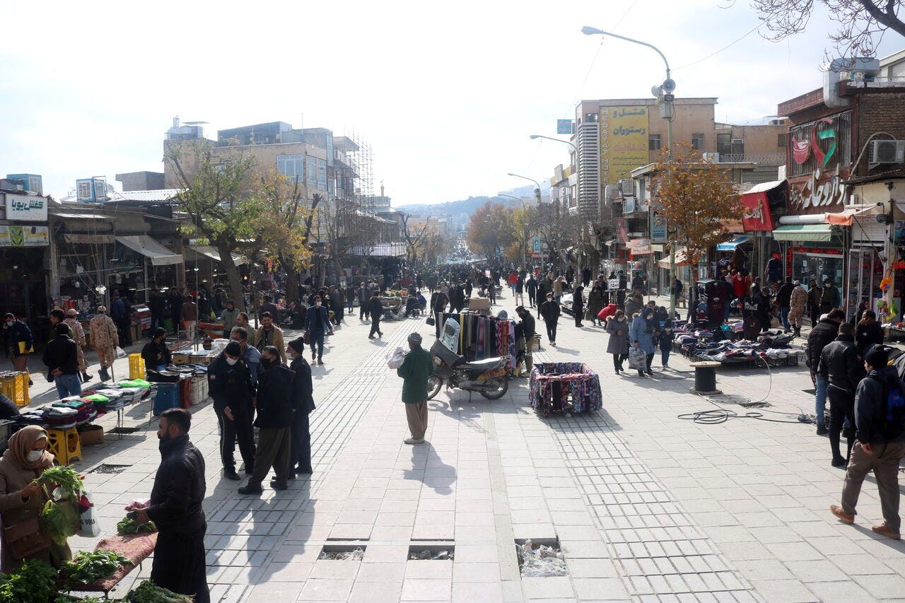 دستفروشی در خیابان فردوسی منتهی به میدان فردوسی (عکس از کردپرس)