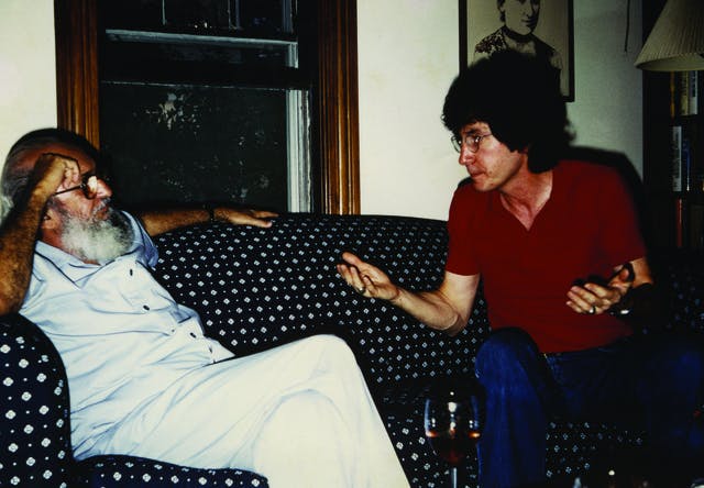 هنری ژیروی جوان در کنار پائولو فریره. اوایل دهه ۱۹۸۰. © 2018 Henry A. Giroux