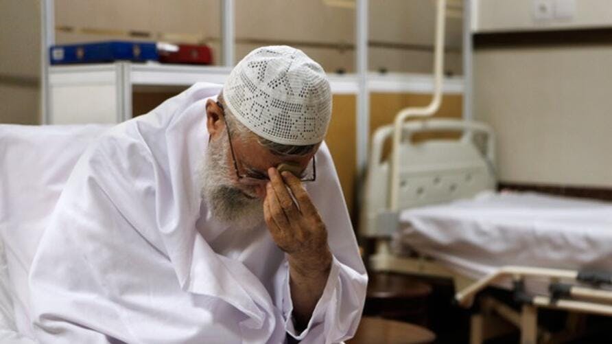 ۲۰ شهریور ۱۳۹۳: علی خامنه‌ای در حال نماز در بیمارستان