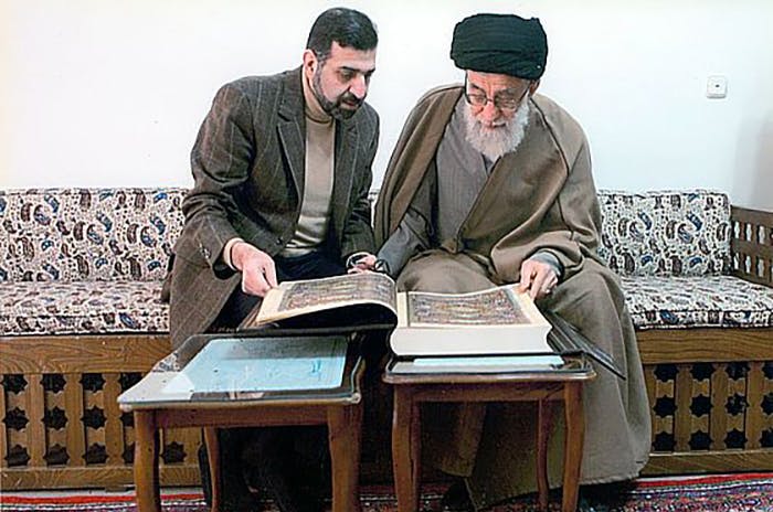 صادق خرازی در کنار سیدعلی خامنه‌ای
