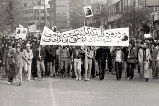صحنه‌ای از تظاهرات کارگران شرکت نفت در بهمن ۱۳۵۷
