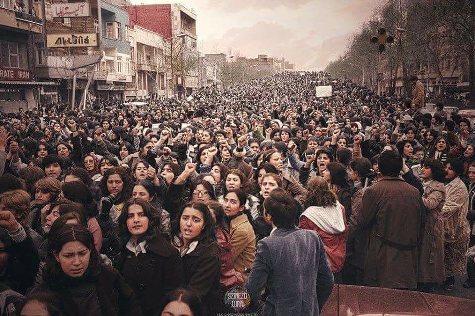صحنه‌ای از تظاهرات زنان در اعتراض به حجاب اجباری در روز جهانی زن در سال ۱۳۵۷