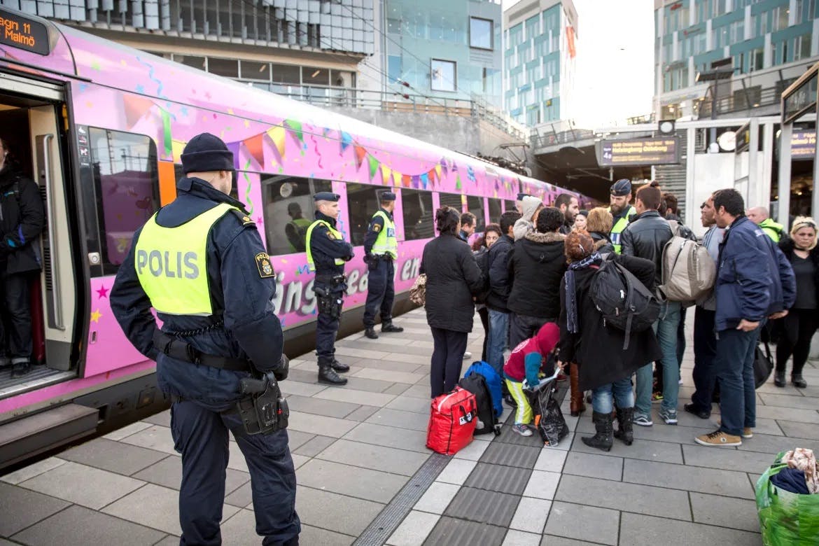 پلیس سوئد عده‌ای از پناهجویان را در ایستگاه شهر مالمو کنترل می‌کند. (Photo: Johan Wessman - © News Øresund)(CC BY 3.0)