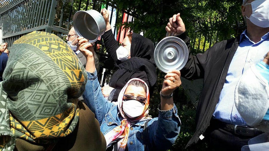بازنشستگان تهران ۱۵ فروردین - نمایش ا قابلمه‌های خالی و به‌صدا در آوردن آن با قاشق، اقدامی نمادین بازنشستگان در اعتراض به سفره‌های خالی و بحران معیشتی