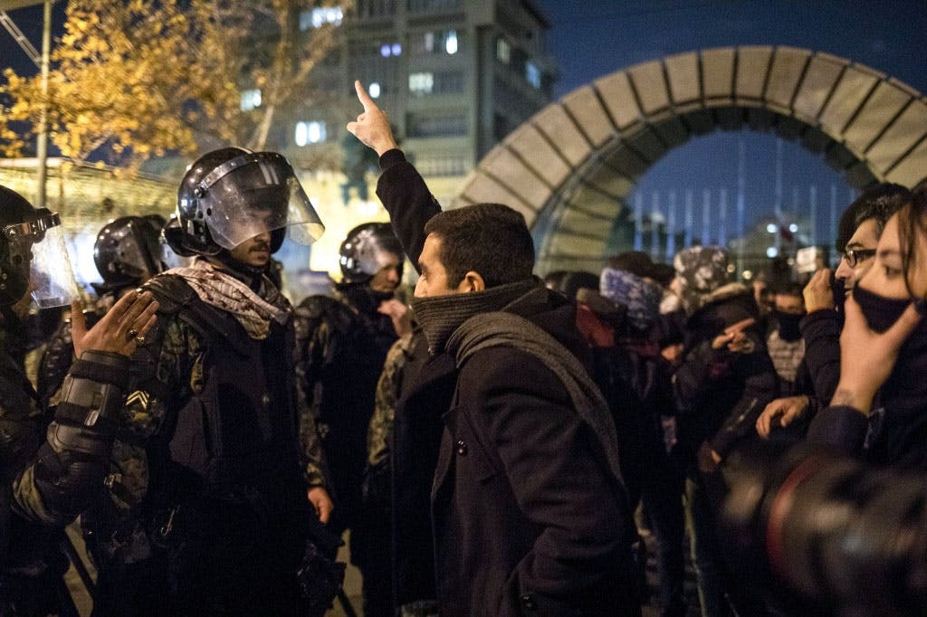 تظاهرات اعتراضی در برابر دانشگاه امیرکبیر، آنگاه که معلوم شد شلیک به هواپیمای اوکراینی کار سپاه پاسداران بوده است، ۱۱ ژانویه ۲۰۲۰، عکس از AFP
