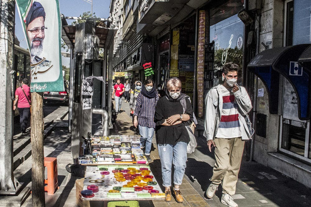 صحنه‌ای از یک خیابان در تهران در روزهای تبلیغات انتخاباتی، خرداد ۱۴۰۰