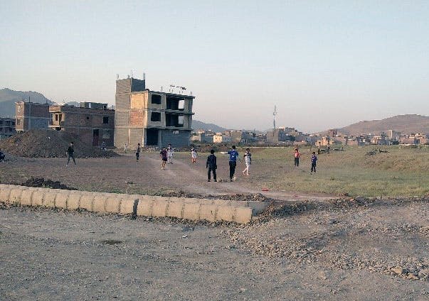 محیطِ بازی کودکان در محله صالح‌آباد سقز: اگرچه کودکانِ بیرون از دایره «کودکان کار» هم در این شهر وضعیت چندان ایده‌آلی ندارند و در محیط‌هایی این‌چنینی بازی می‌کنند. اما دستِ‌کم گاهی چیزی به نام «بازی» و فراغت در زندگی‌شان وجود دارد.