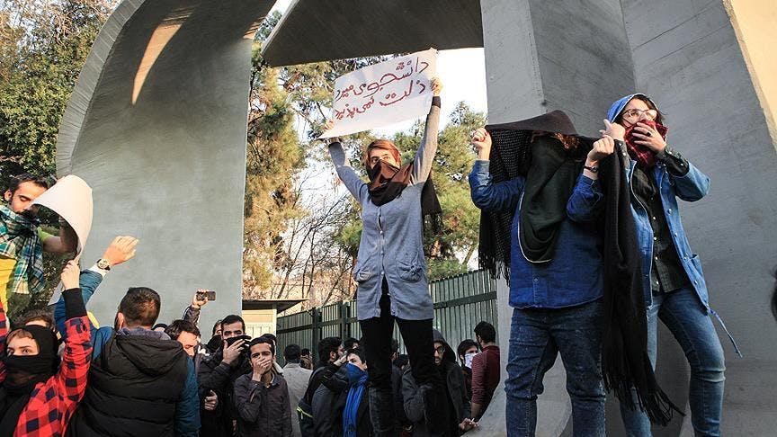 «دانشجو می‌میرد، ذلت نمی‌پدیرد». تظاهرات دانشجویی در برابر در دانشگاه تهران. دی ۱۳۹۶