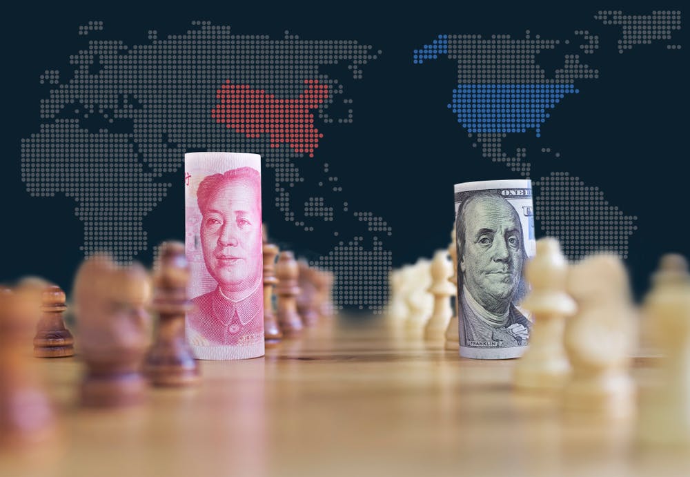 تصویر دلار آمریکا و یوان چین بر صفحه شطرنج