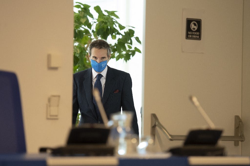 رافائل گروسی، مدیرکل آژانس بین‌المللی انرژی اتمی در آستانه ورود بع یک اتاق