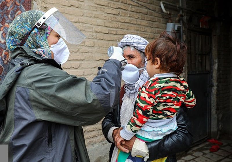 کرونا در کردستان. سنجش دمای بدن در ورود یک مؤسسه. عکس از خبرگزاری ایلنا.، ۱۶ تیر ۱۴۰۰