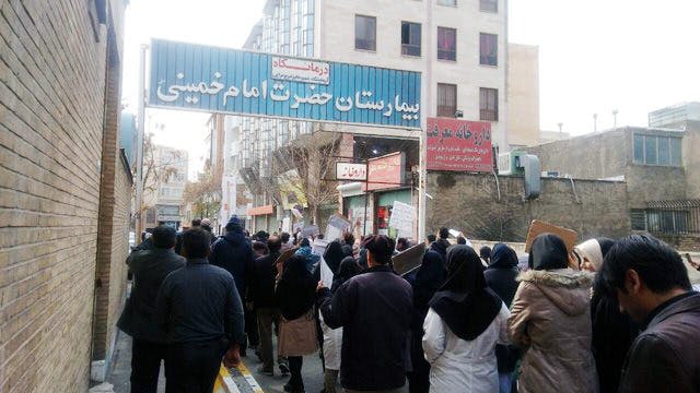 تظاهرات پرسنال معترض بیمارستان امام خمینی کرج − مرداد ۱۴۰۰