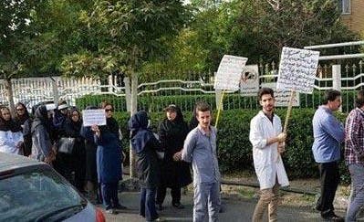 کارکنان بیمارستان خمینی کرج مدتهاست که به وضعیت‌ بیمارستان و پرداخت نشدن حقو‌ق‌شان اعتراض دارند. عکس صحنه‌ای از یک تظاهرات کارکنان این بیمارستان در مهر ۱۳۹۷ است.