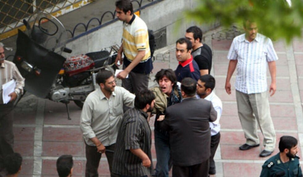 صحنه‌ای از بازداشت معترضان به نتایج اعلام شده انتخابات خرداد ۸۸ توسط نیروهای اطلاعاتی و لباس‌شخصی