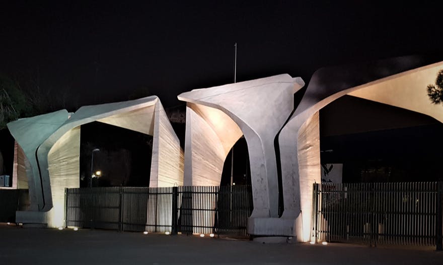 سردر اصلی دانشگاه تهران، نماد آموزش عالی ایران