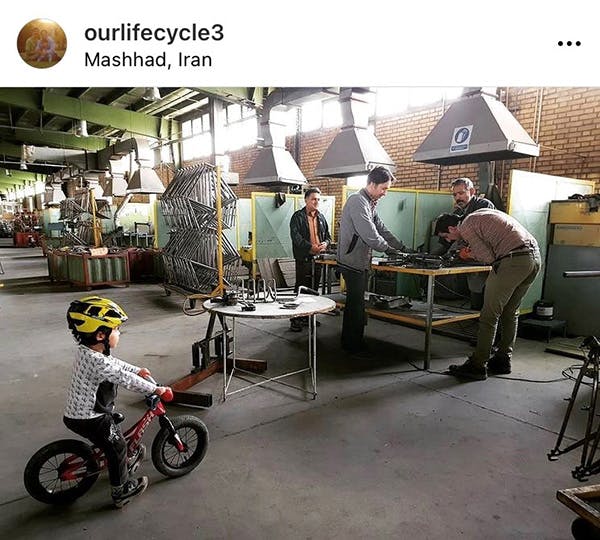 طراحی بومی و نظارت بر ساخت دوچرخه تخصصی سیستم‌های اشتراکی در کارخانه آساک دوچرخ (اسفند ۱۳۹۹). منبع عکس: اینستاگرام چرخ زندگی ما