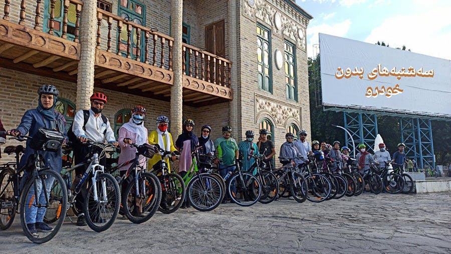 حضور زنان با دوچرخه‌های شخصی و بایدو در پویش سه شنبه‌های بدون خودرو (عکس از تلگرام کانون همرکابان شهری مشهد)