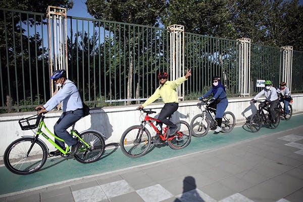 ترکیب دوچرخه اشتراکی بایدو و شخصی شهروندان در مشهد (عکس از تلگرام کانون همرکابان شهری مشهد)
