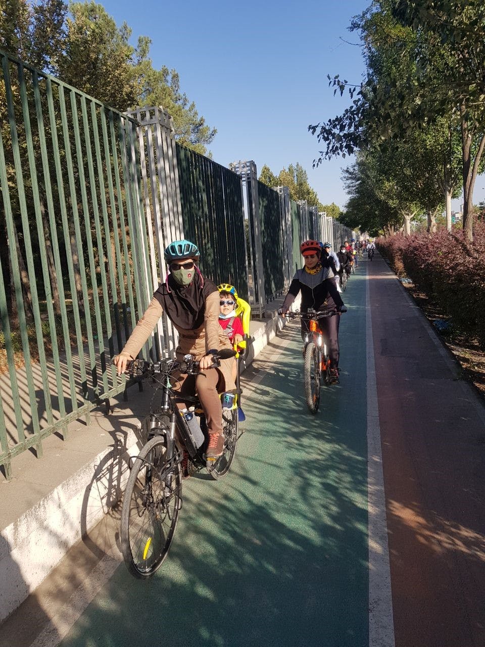 دوچرخه وسیله حمل و نقل زنان همراه کودک (عکس از تلگرام کانون همرکابان شهری مشهد)