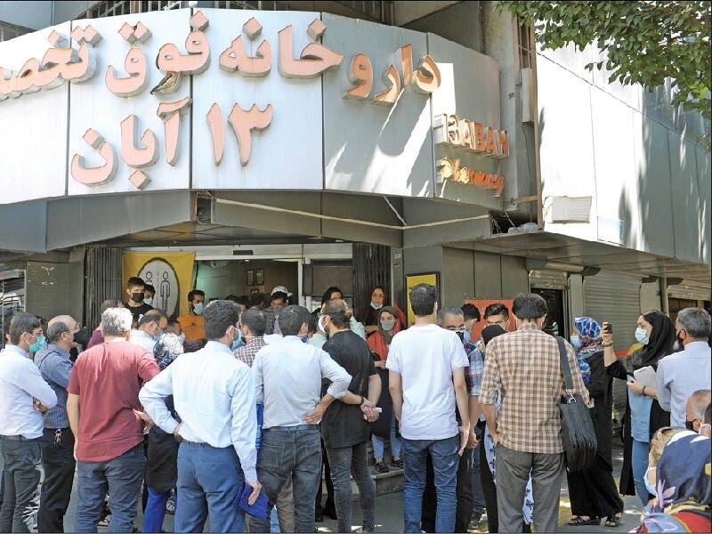 صف طویلی از مردم در مقابل داروخانه ۱۳ آبان در قلب تهران