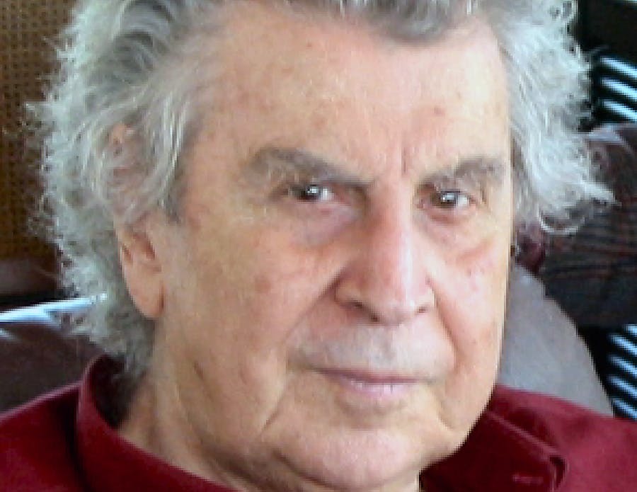میکیس تئودوراکیس ،۲۰۰۴، عکس از ویکی‌پدیا