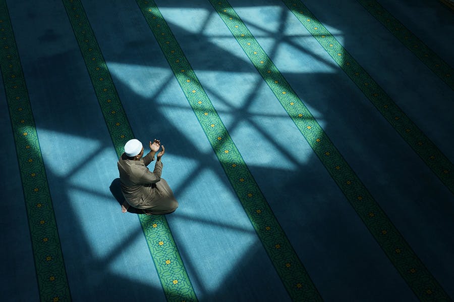 یک مسلمان در حال نماز، عکس از Shutterstock