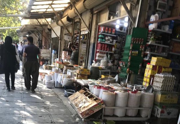 تعدد فروشگاه‌های خوار و بار در خیابان هورامی‌ها