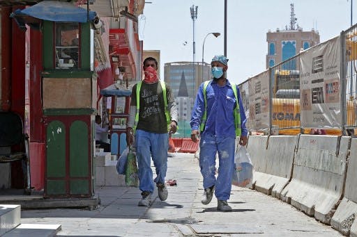 دو کارگر خارجی در قطر