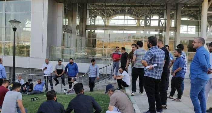 کارکنان متروی گلشهر مدتهاست نسبت به پرداخت نشدن به موقع دستمزد و حق بیمه‌شان معترض‌اند. این عکسی است از یک تجمع اعتراضی آنان در روز ۱۵ تیر ۱۴۰۰