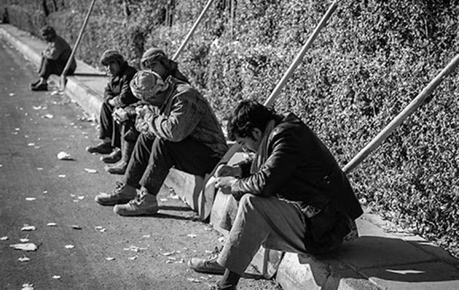 انتظار طولانی در خیابان، برای اینکه کارفرمایی بیاید و کاری برای آنها داشته باشد. کارگران فصلی در ارومیه
