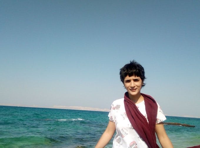 لیلا حسین‌زاده در زندان «از قاعده حجاب تخطی کرد» . زندانبان اجازه درمان را به او نمی‌دهد.
