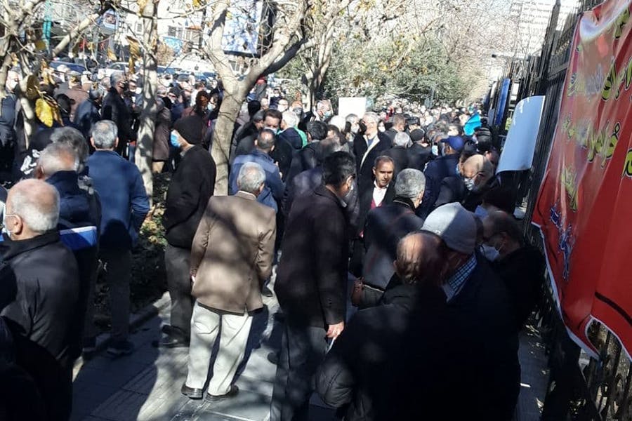 گردهمایی اعتراضی بازنشستگان شرکت مخابرات در روز ۵ دی ۱۴۰۰ در برابر ساختمان وزارت ارتباطات