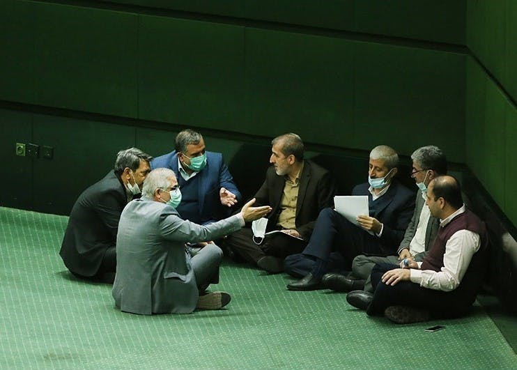 هفت نماینده مجلس روی زمین نشسته اند
