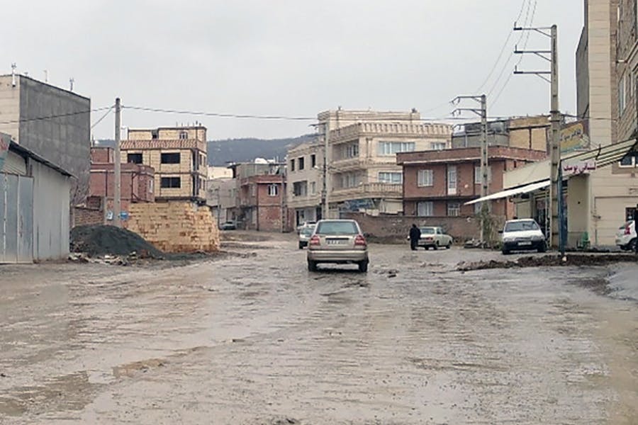 ورودی شهرک بهارستان مریوان: خیابان و چاله‌های گِل‌الود محله که به یک باتلاق تبدیل شده.