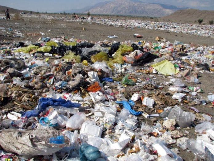 منظره‌ای نسبتا عادی در ایران که جزو ۱۰ کشور اول از نظر میزان آلودگی به پلاستیک است