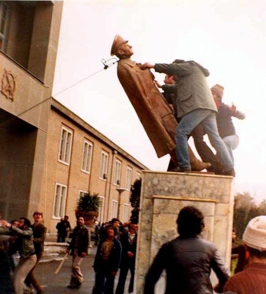 انقلاب بهمن، پاییین کشیدن مجسمه شاه
