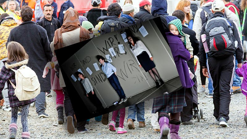 از یک اچرای نمایشنامه امدادگران غیرقانونی اثر ماکسی اوبِکِسر، زمینه: گروهی از پناهندگان در آلمان