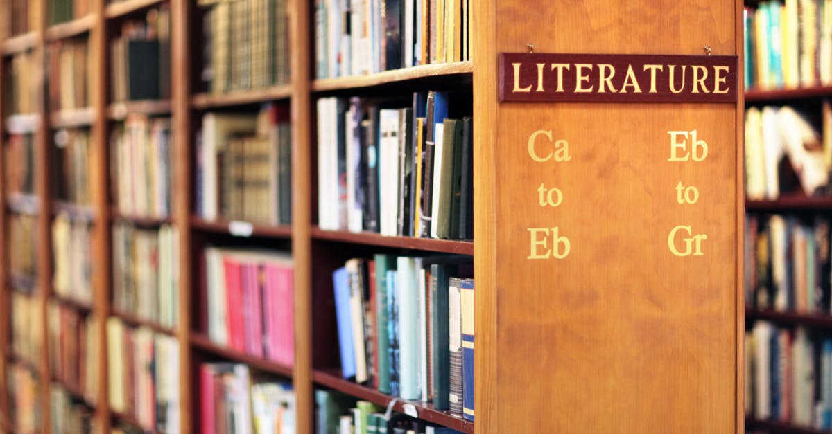 ردیف قفسه‌های ادبیات در یک کتابخانه − عکس از Shutterstock