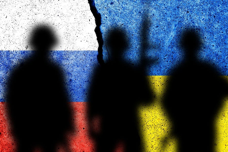 سابه جنگ بر روی پرچم‌های اوکراین و روسیه. تصویر از shutterstock
