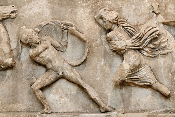 حمله‌ی زن جنگجویی از قبیله‌ی آمازون به سربازی یونانی. نقش‌برجسته‌ای از سده‌ی پنجم پیش از میلاد در یونان، موزه‌ی بریتانیا، لندن