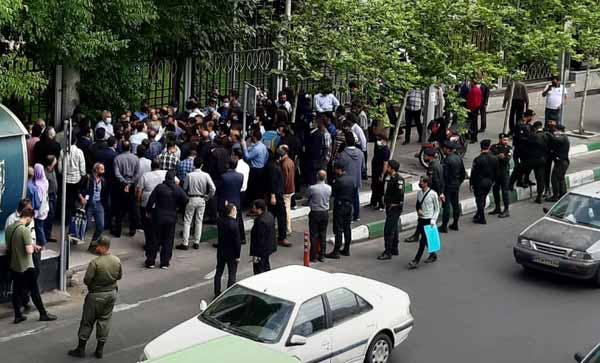صبح روز سه‌شنبه ۶ اردیبهشت‌ماه ۱۴۰۱، جمعی از مربیان و کارکنان آموزش سازمان فنی ‌و حرفه‌ای استان تهران با برگزاری تجمع اعتراضی مقابل ساختمان وزارت کار و رفاه اجتماعی خواستار رسیدگی به مطالبات خود شدند.