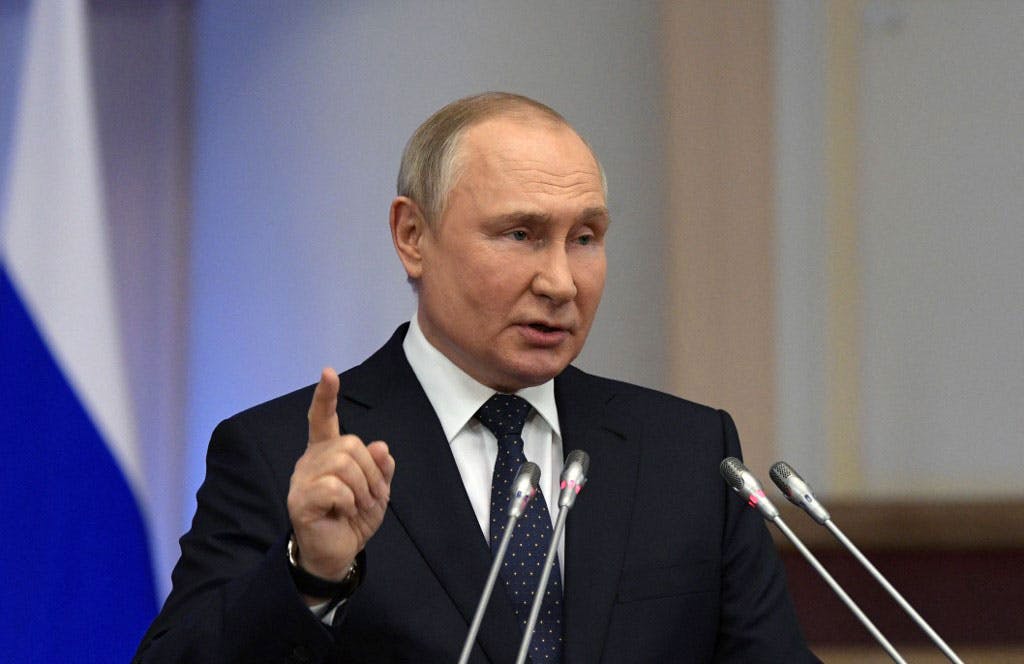 تصویر پوتین در حال سخنرانی در پارلمان روسیه