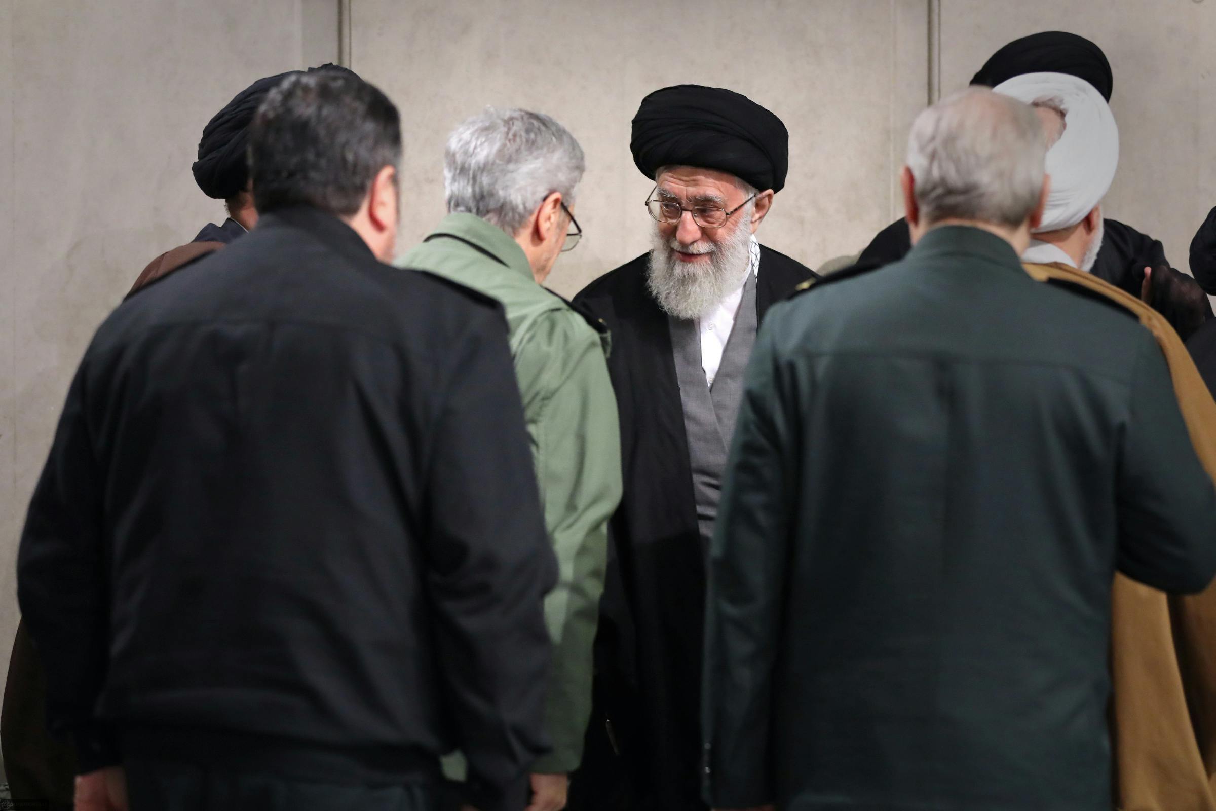 خامنه‌ای در دیدار با فرمانده سپاه با او خوش و بش می کند